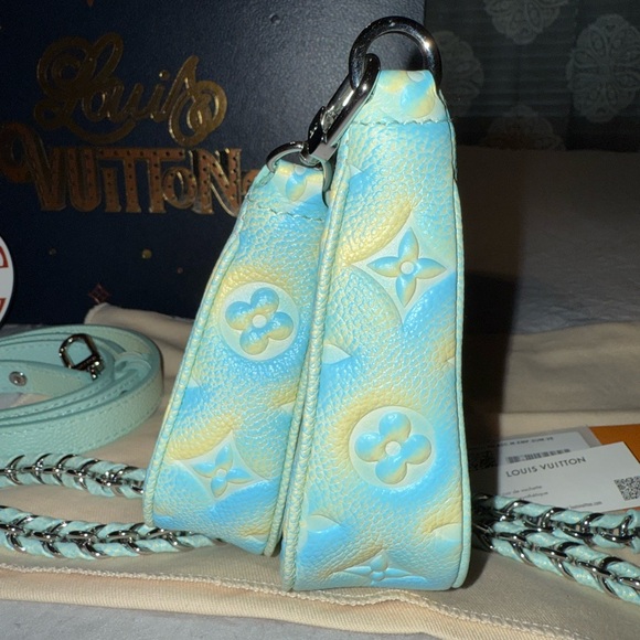 Limited Edition Louis Vuitton Monogram
Empreinte Summer Stardust Multi
Pochette - Picture 5 of 8